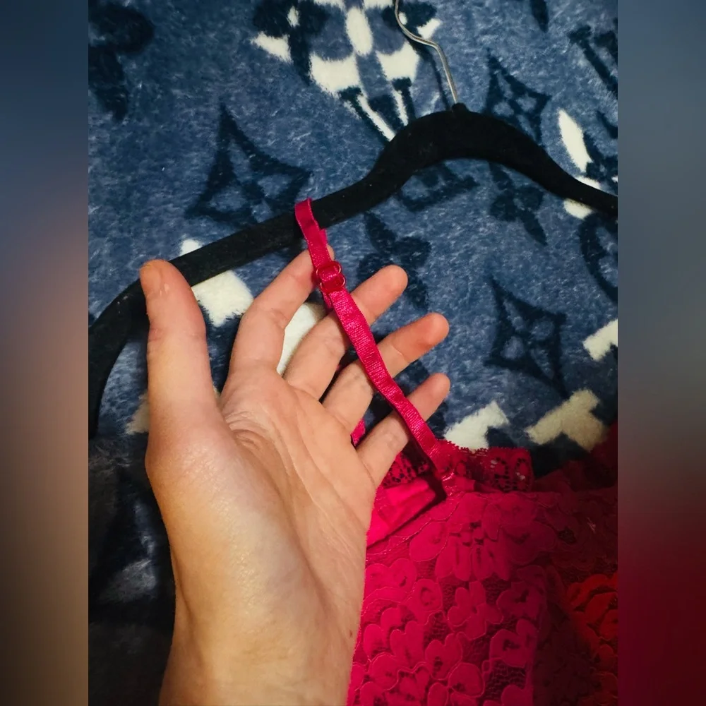 👑 LIKE NEW SIZE SMALL Vibrant Pink Lace Crop Top - Picture 2 of 12